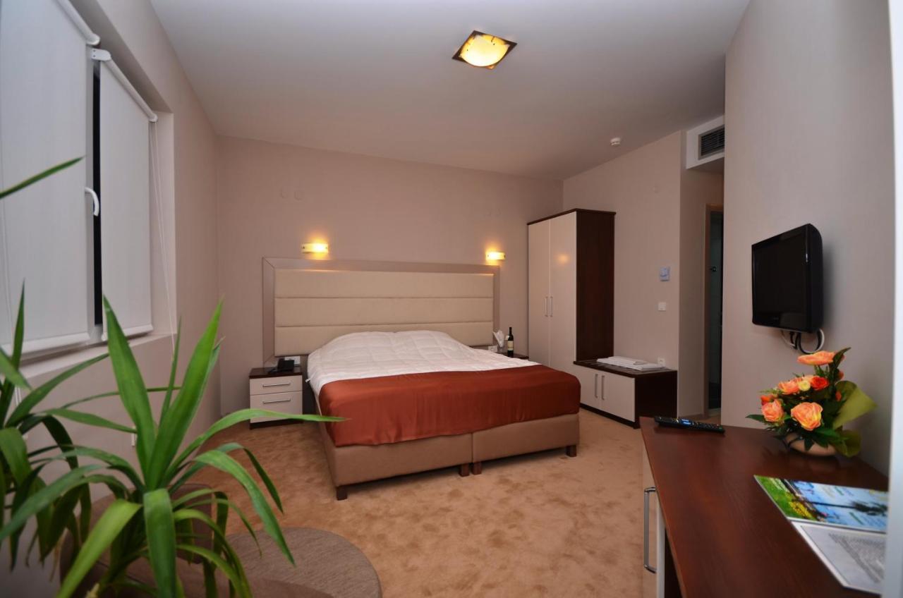 Hotel Lebed Ohrid Bagian luar foto