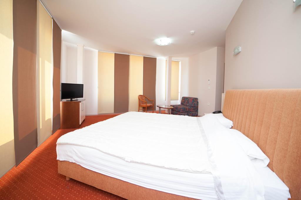 Hotel Lebed Ohrid Bagian luar foto